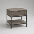 Table d'appoint rectangulaire en MDF effet chêne gris avec tiroir et étagère ouverte structure en acier noir 60 x 40 x 65 cm