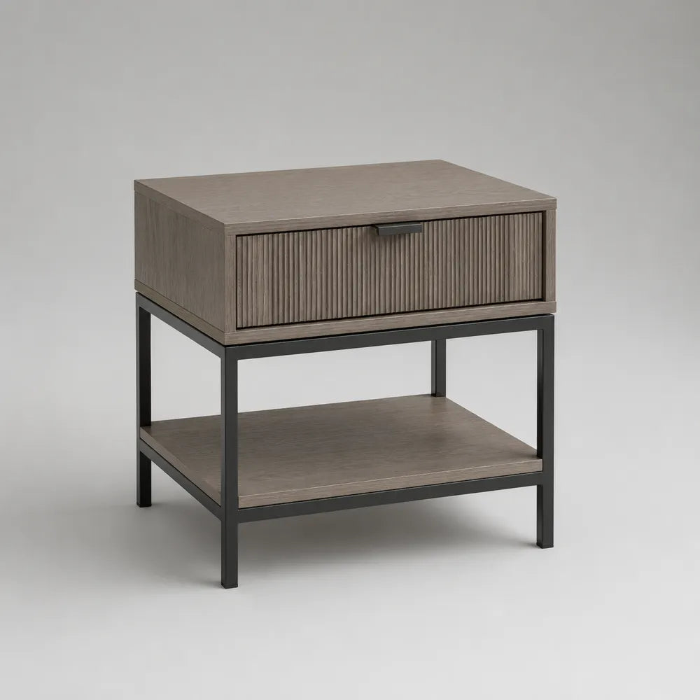 Table d'appoint rectangulaire en MDF effet chêne gris avec tiroir et étagère ouverte structure en acier noir 60 x 40 x 65 cm