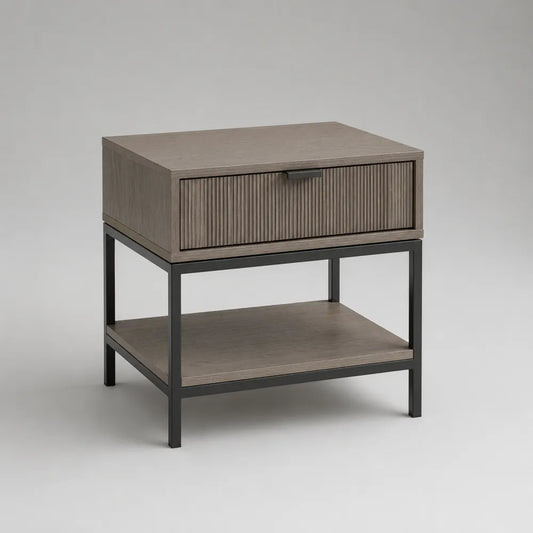 Table d'appoint rectangulaire en MDF effet chêne gris avec tiroir et étagère ouverte structure en acier noir 60 x 40 x 65 cm